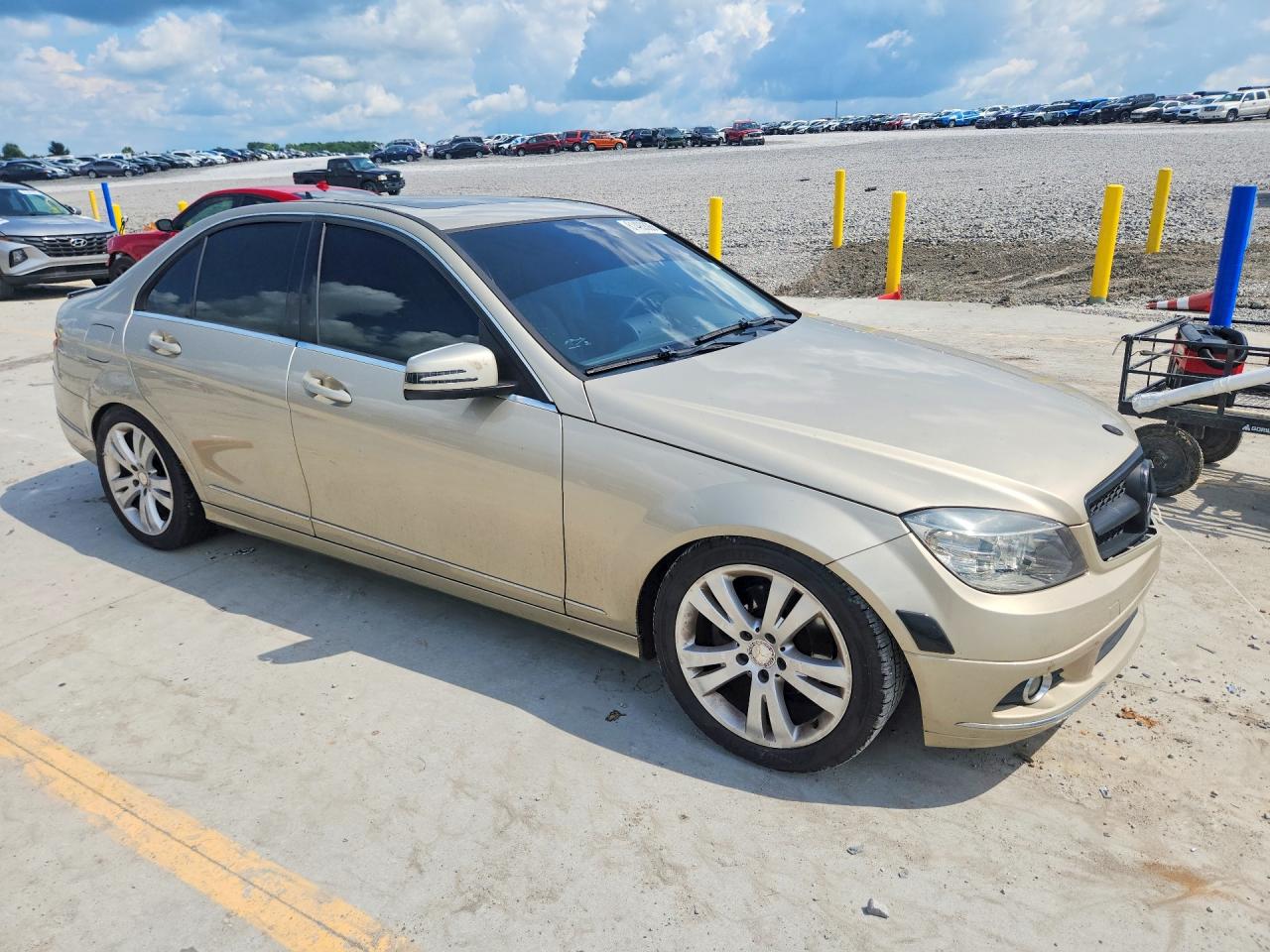 2011 Mercedes-benz C 300 Beige vin: WDDGF5EB8BR171135