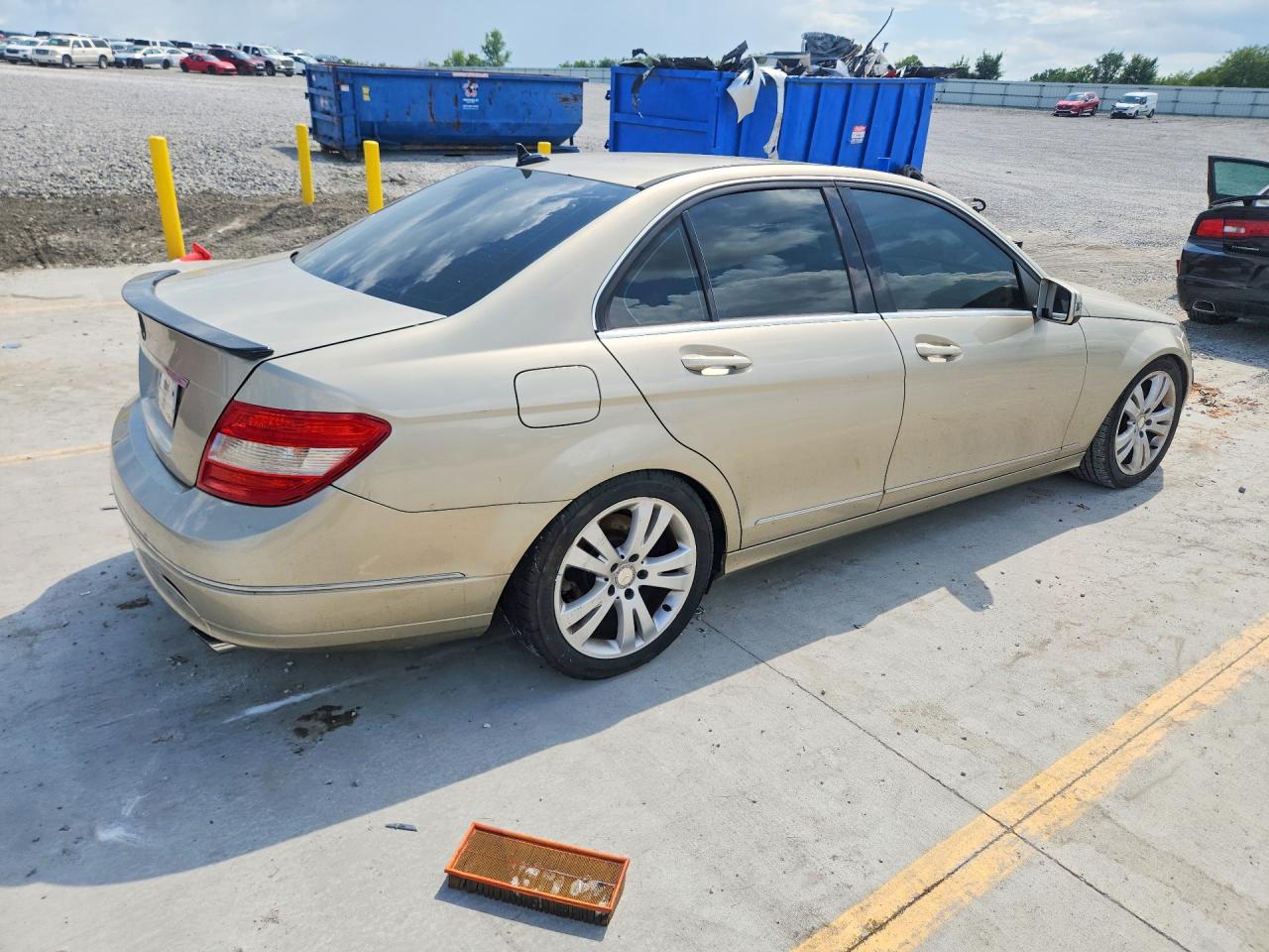 2011 Mercedes-benz C 300 Beige vin: WDDGF5EB8BR171135