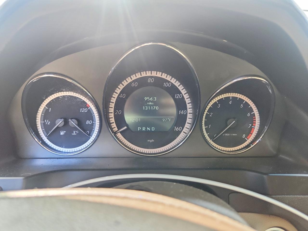 2011 Mercedes-benz C 300 Beige vin: WDDGF5EB8BR171135