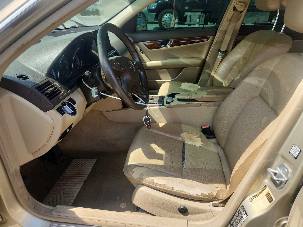 2011 Mercedes-benz C 300 Beige vin: WDDGF5EB8BR171135