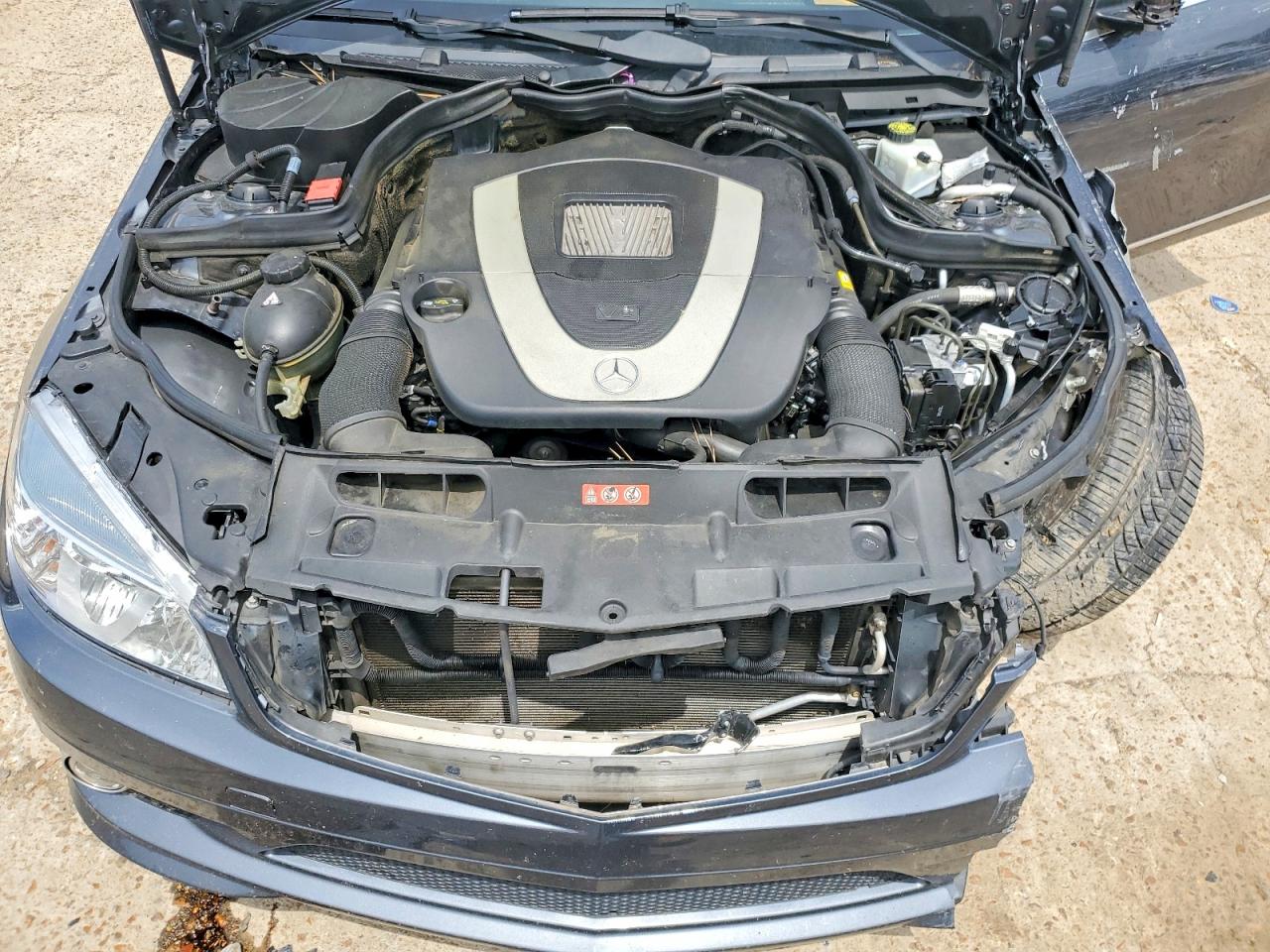 2010 Mercedes-benz C 300 Серебряный vin: WDDGF5EB9AR098355