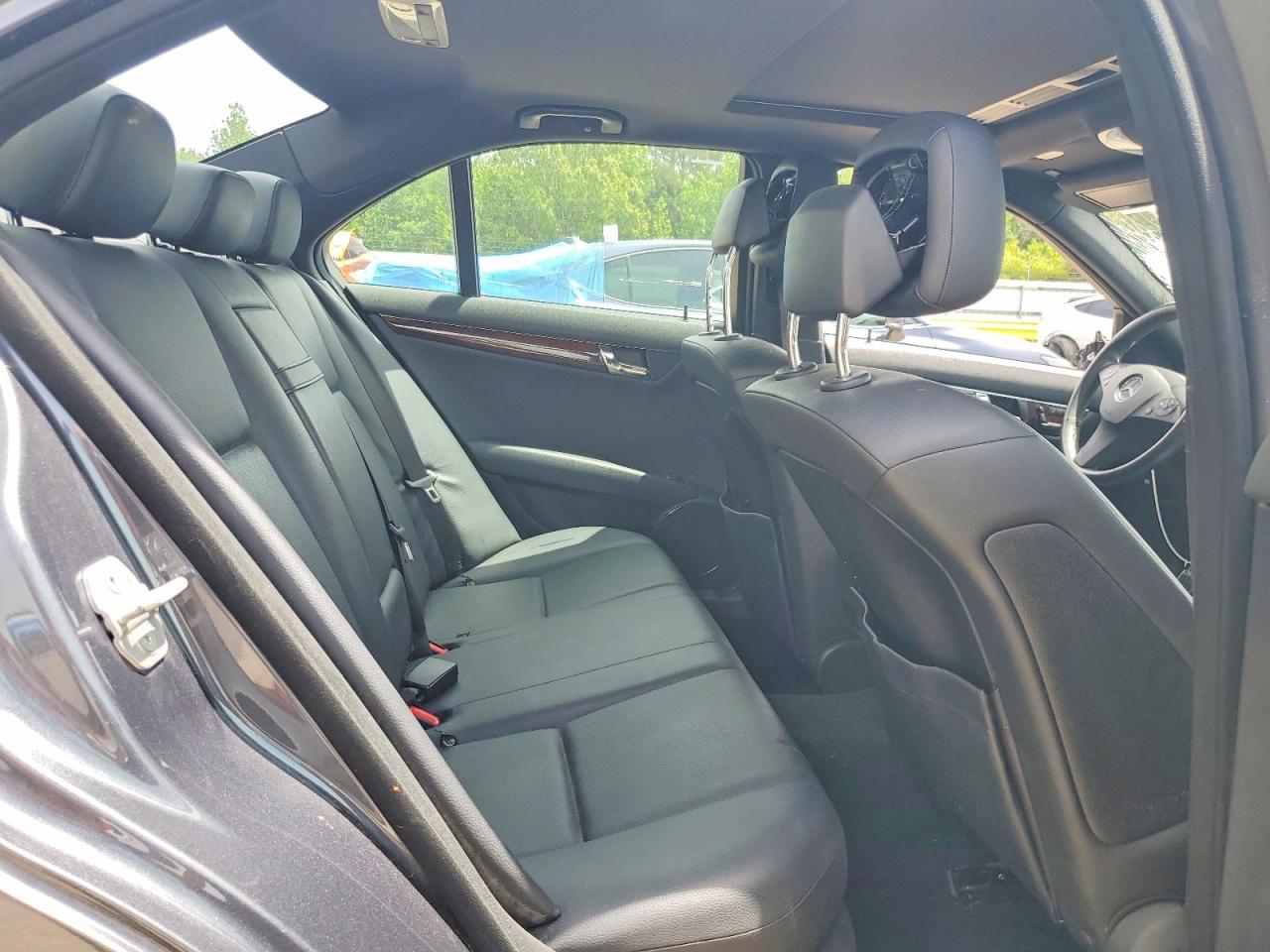 2010 Mercedes-benz C 300 Серебряный vin: WDDGF5EB9AR098355