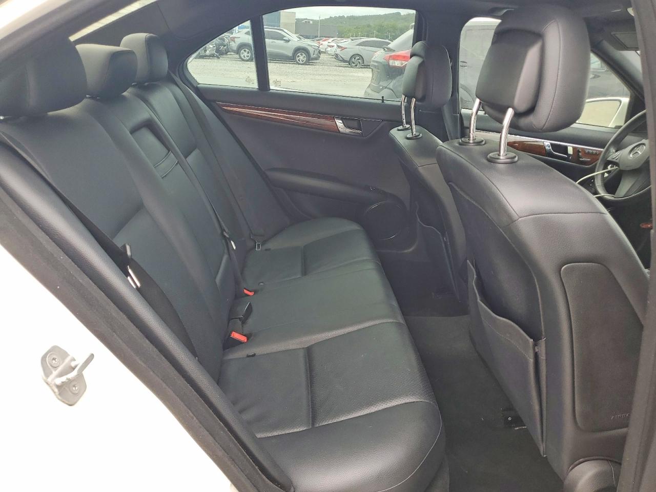 2010 Mercedes-benz C 300 White vin: WDDGF5EB9AR126252