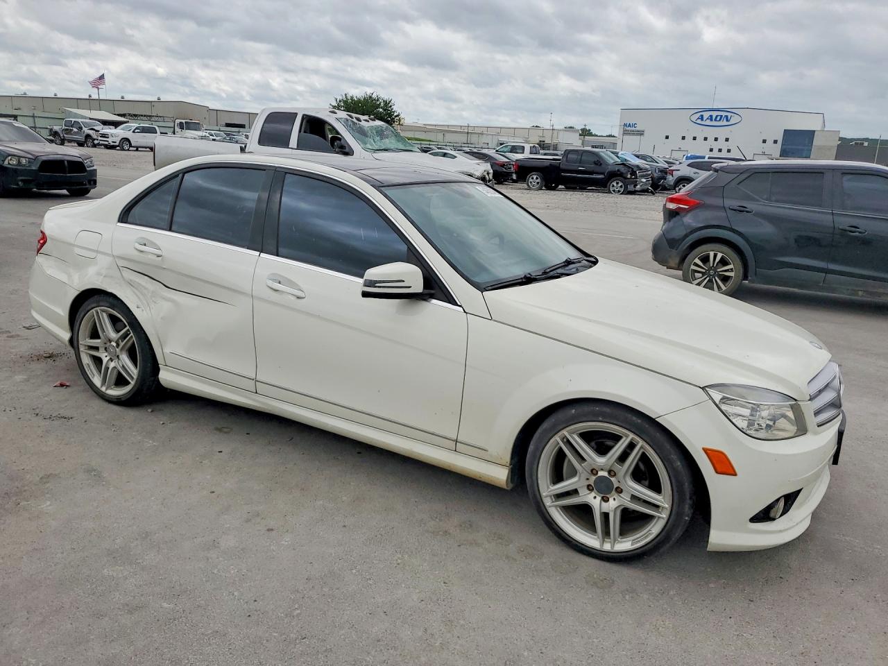 2010 Mercedes-benz C 300 White vin: WDDGF5EB9AR126252