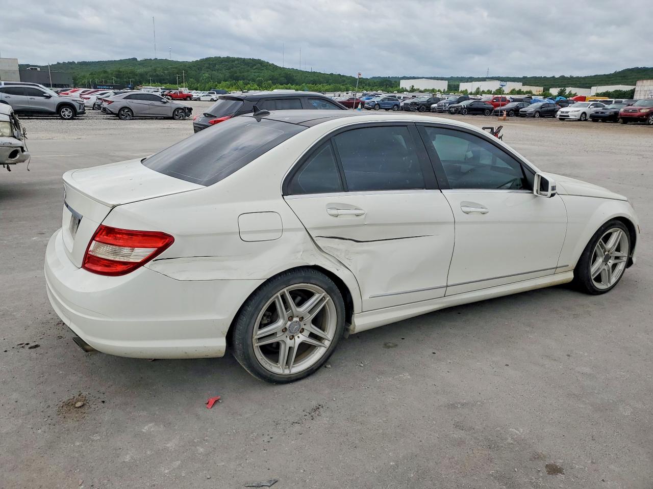 2010 Mercedes-benz C 300 White vin: WDDGF5EB9AR126252