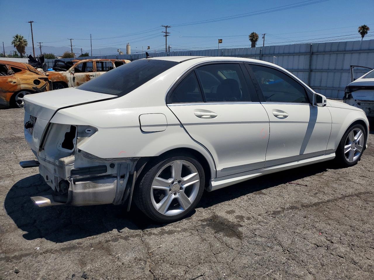 2011 Mercedes-benz C 300 White vin: WDDGF5EB9BA458627