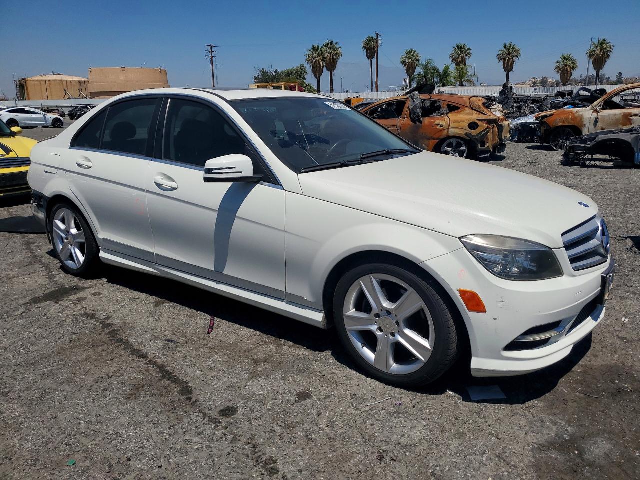 2011 Mercedes-benz C 300 White vin: WDDGF5EB9BA458627