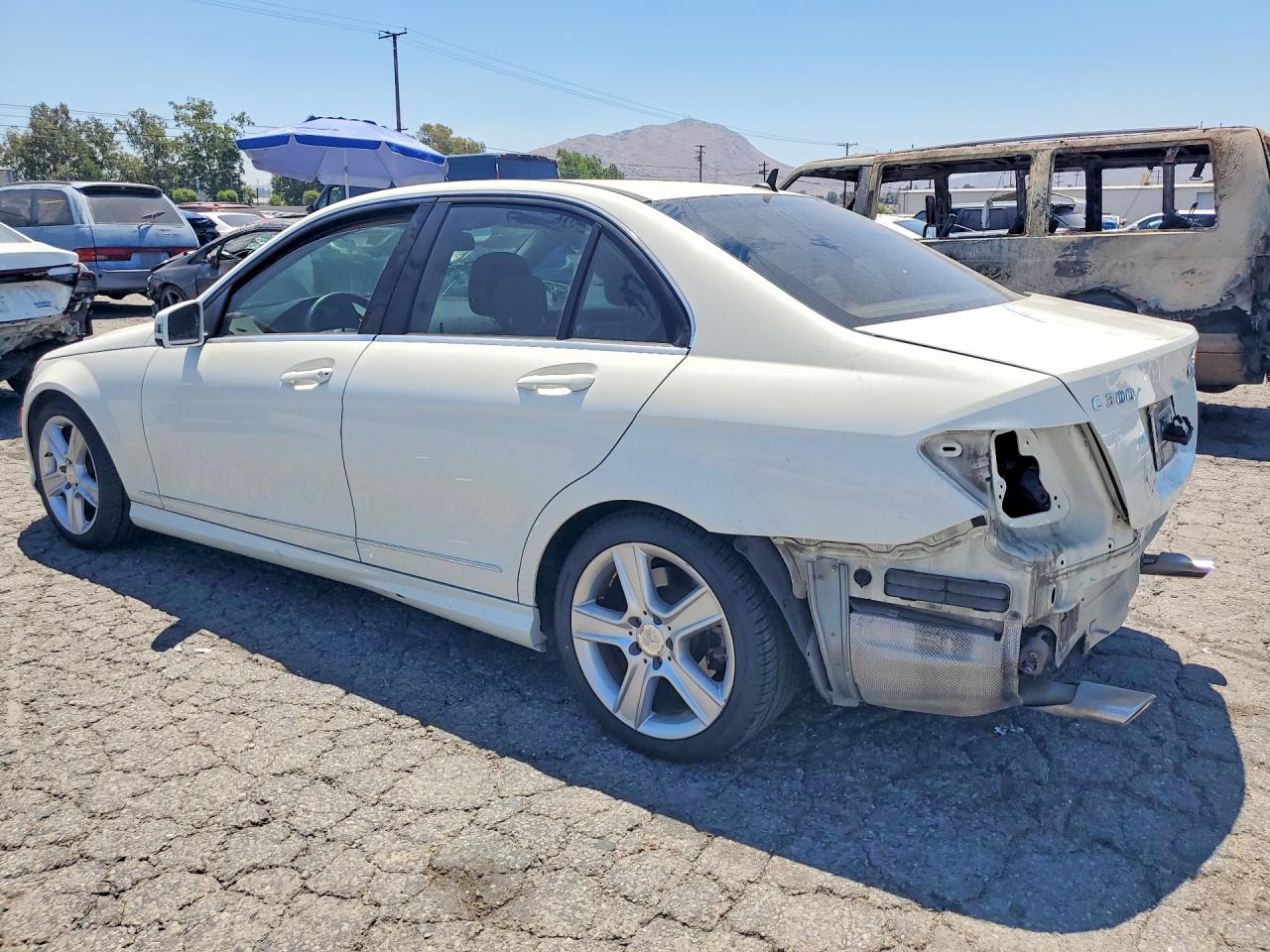 2011 Mercedes-benz C 300 White vin: WDDGF5EB9BA458627