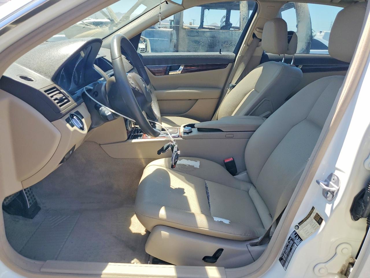 2011 Mercedes-benz C 300 White vin: WDDGF5EB9BA458627