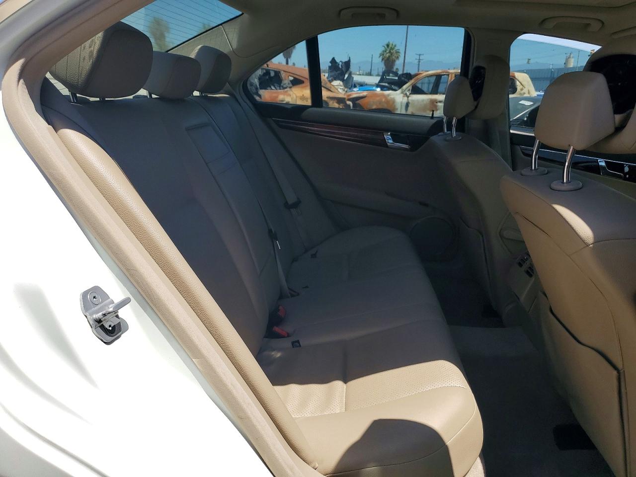 2011 Mercedes-benz C 300 White vin: WDDGF5EB9BA458627