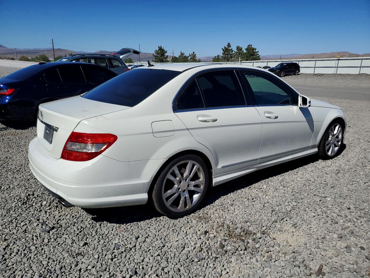 2011 Mercedes-benz C 300 White vin: WDDGF5EB9BA524626