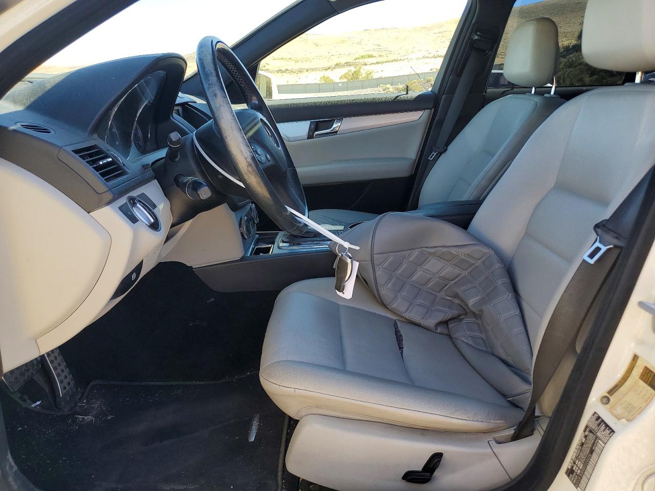 2011 Mercedes-benz C 300 White vin: WDDGF5EB9BA524626