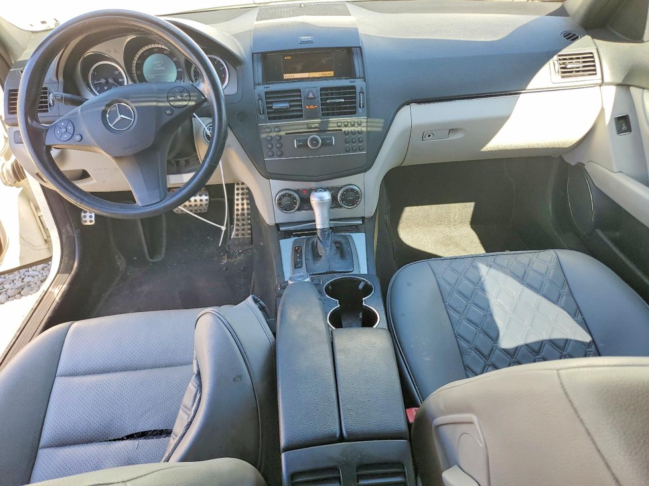 2011 Mercedes-benz C 300 White vin: WDDGF5EB9BA524626