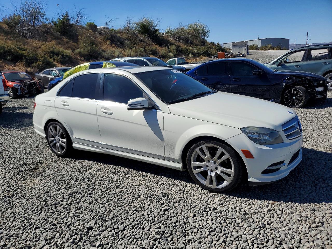2011 Mercedes-benz C 300 White vin: WDDGF5EB9BA524626