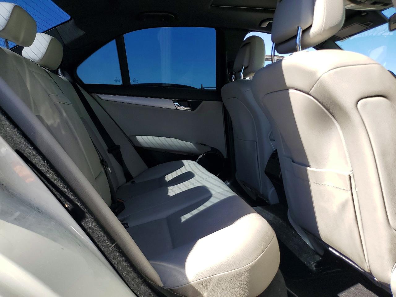 2011 Mercedes-benz C 300 White vin: WDDGF5EB9BA524626