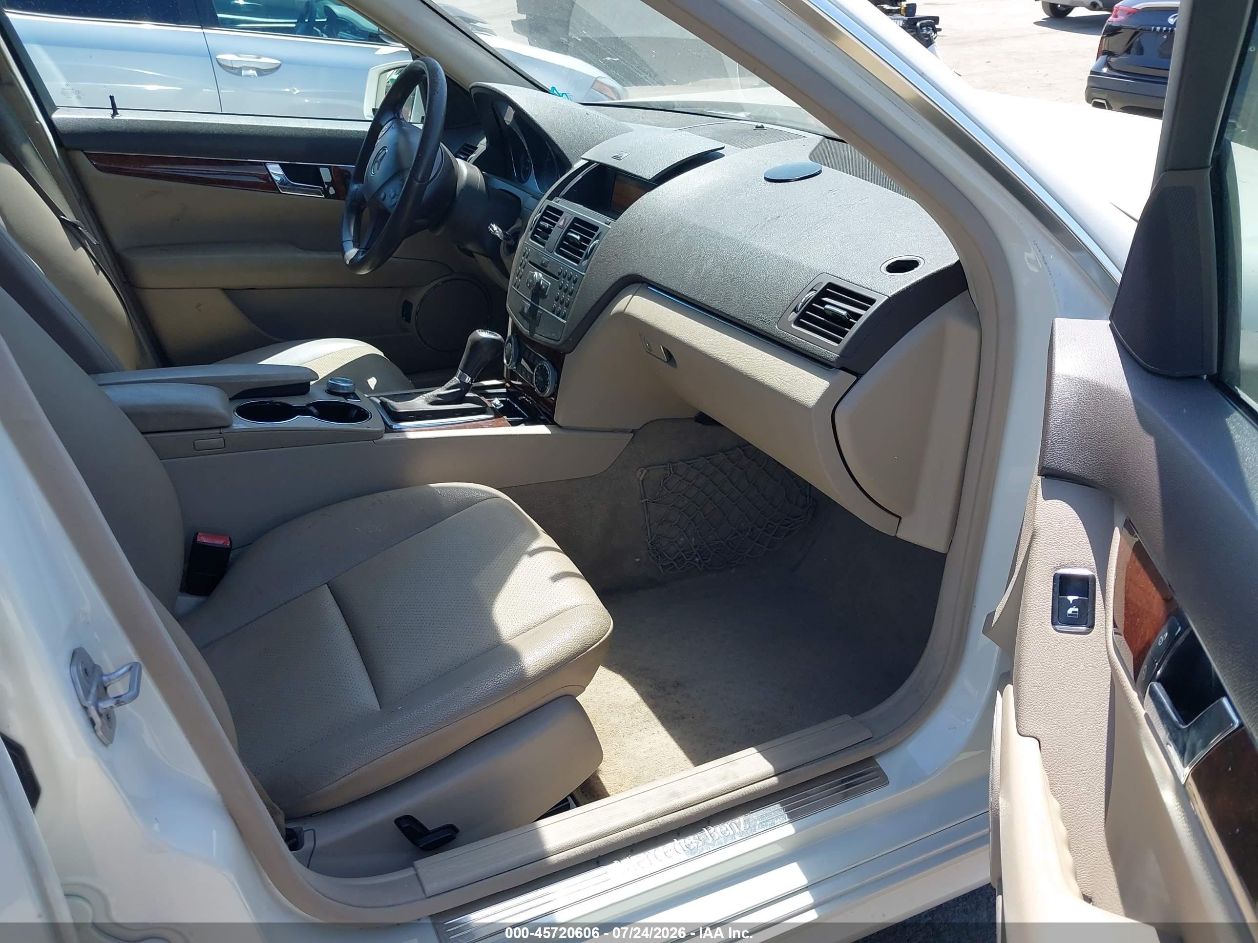 2011 Mercedes-benz C 300 Sport White vin: WDDGF5EB9BA524738
