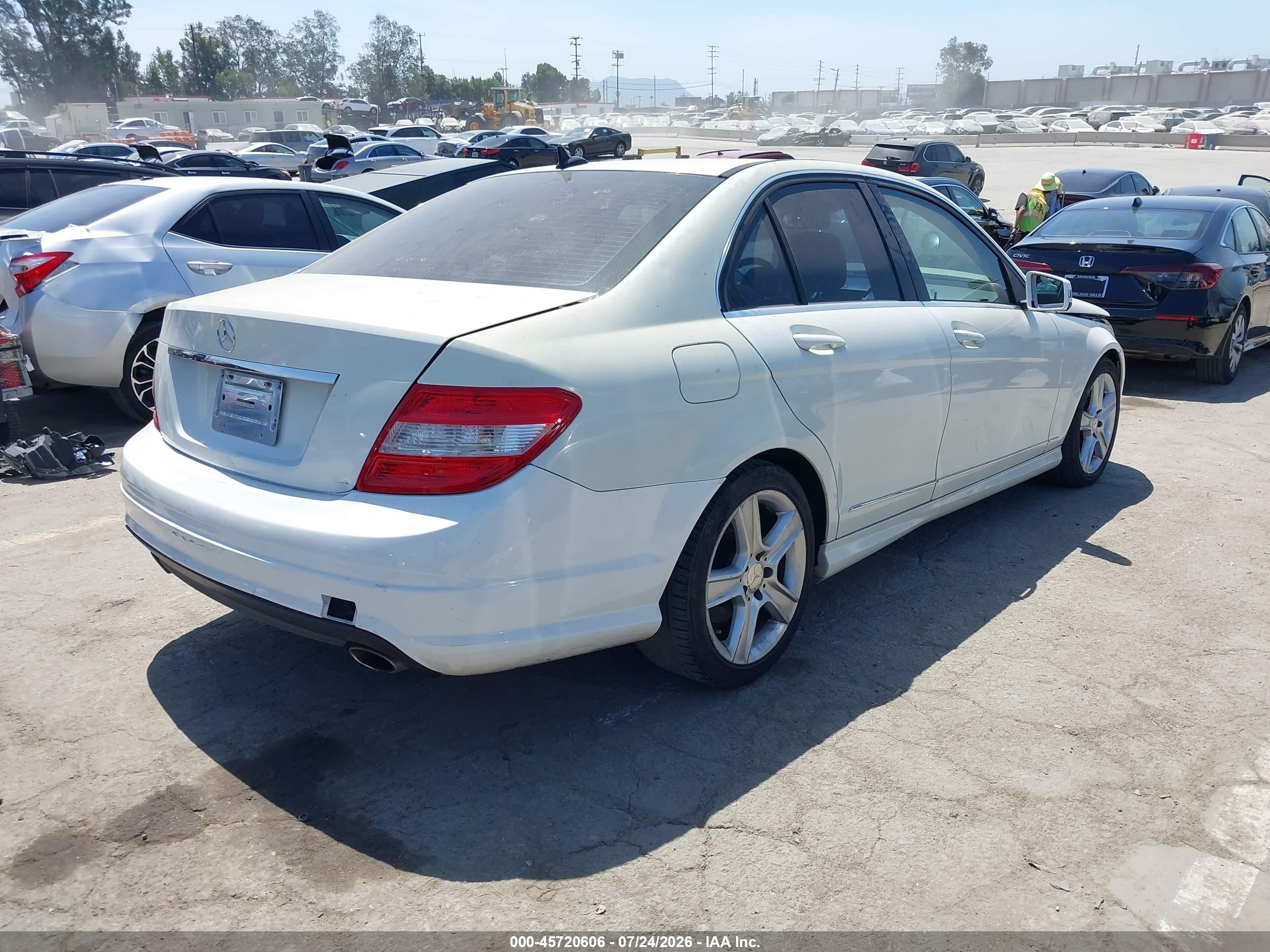 2011 Mercedes-benz C 300 Sport White vin: WDDGF5EB9BA524738