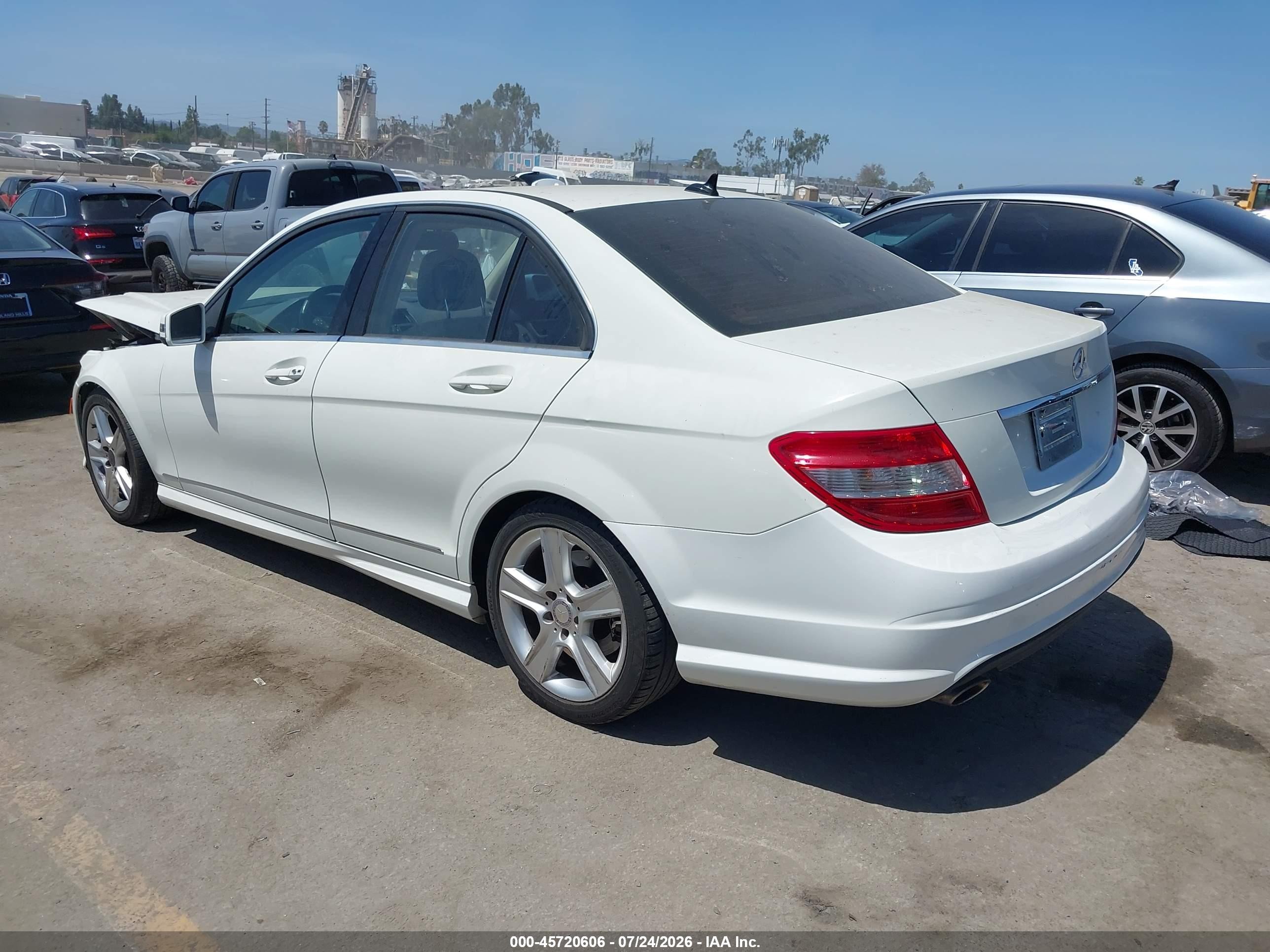 2011 Mercedes-benz C 300 Sport White vin: WDDGF5EB9BA524738
