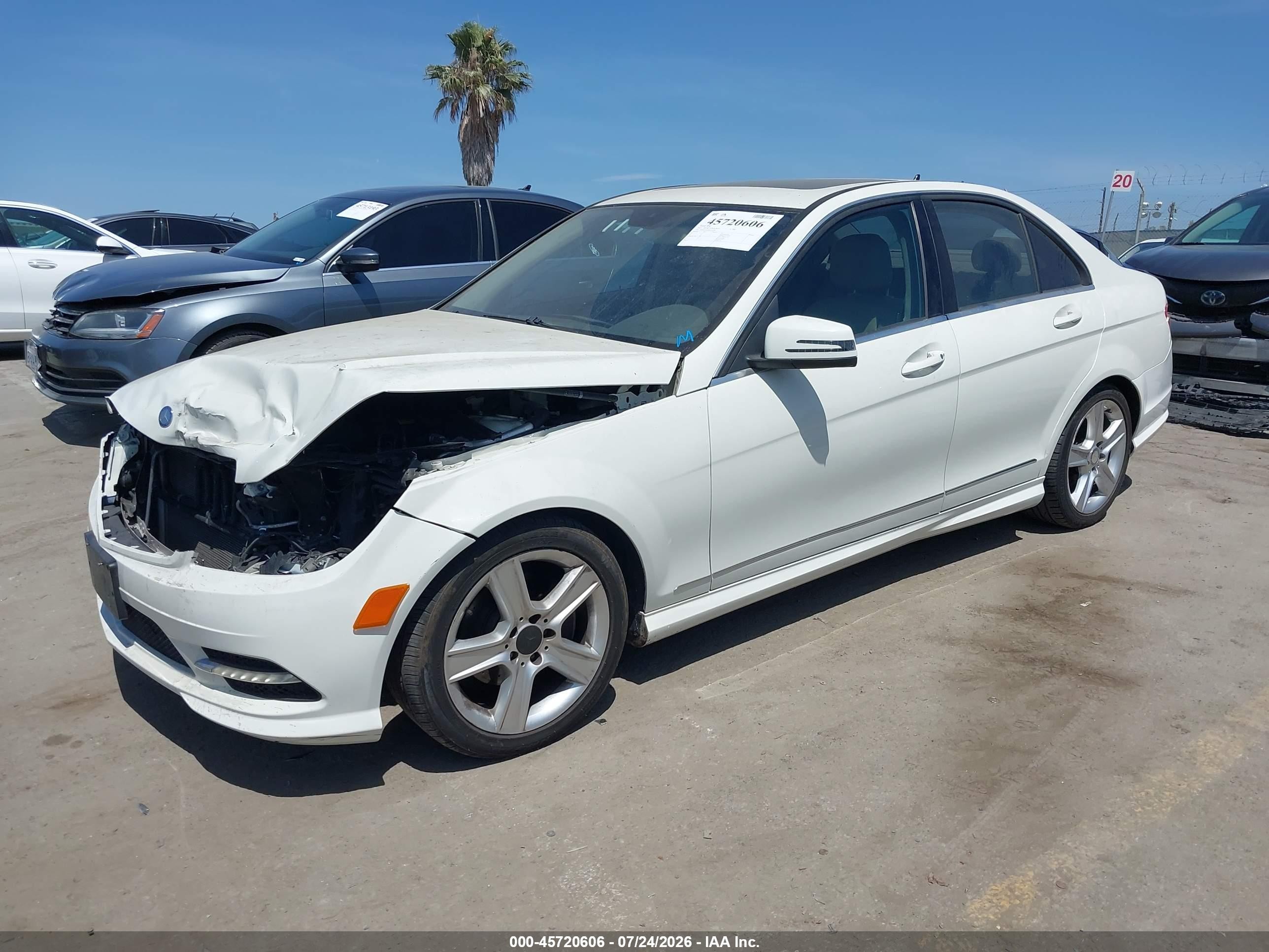 2011 Mercedes-benz C 300 Sport White vin: WDDGF5EB9BA524738