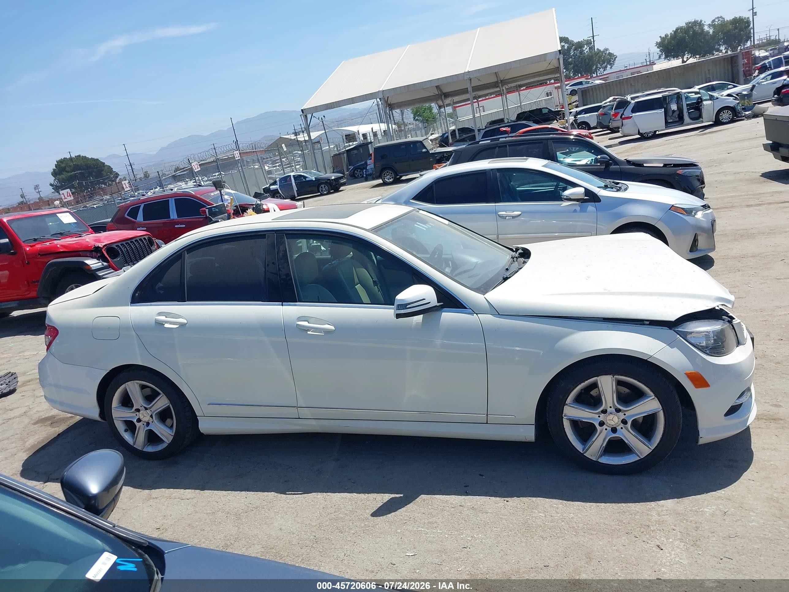 2011 Mercedes-benz C 300 Sport White vin: WDDGF5EB9BA524738