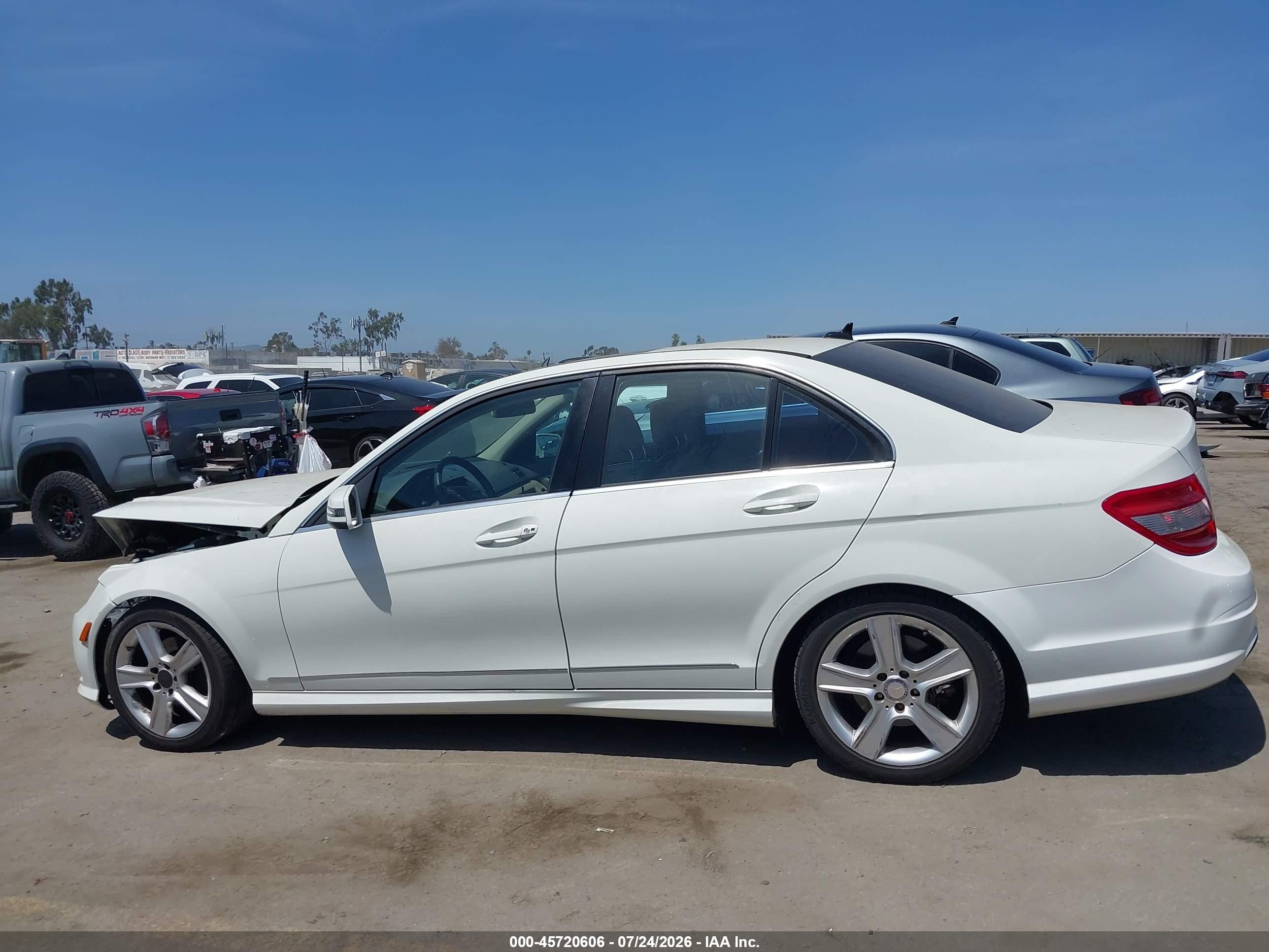 2011 Mercedes-benz C 300 Sport White vin: WDDGF5EB9BA524738