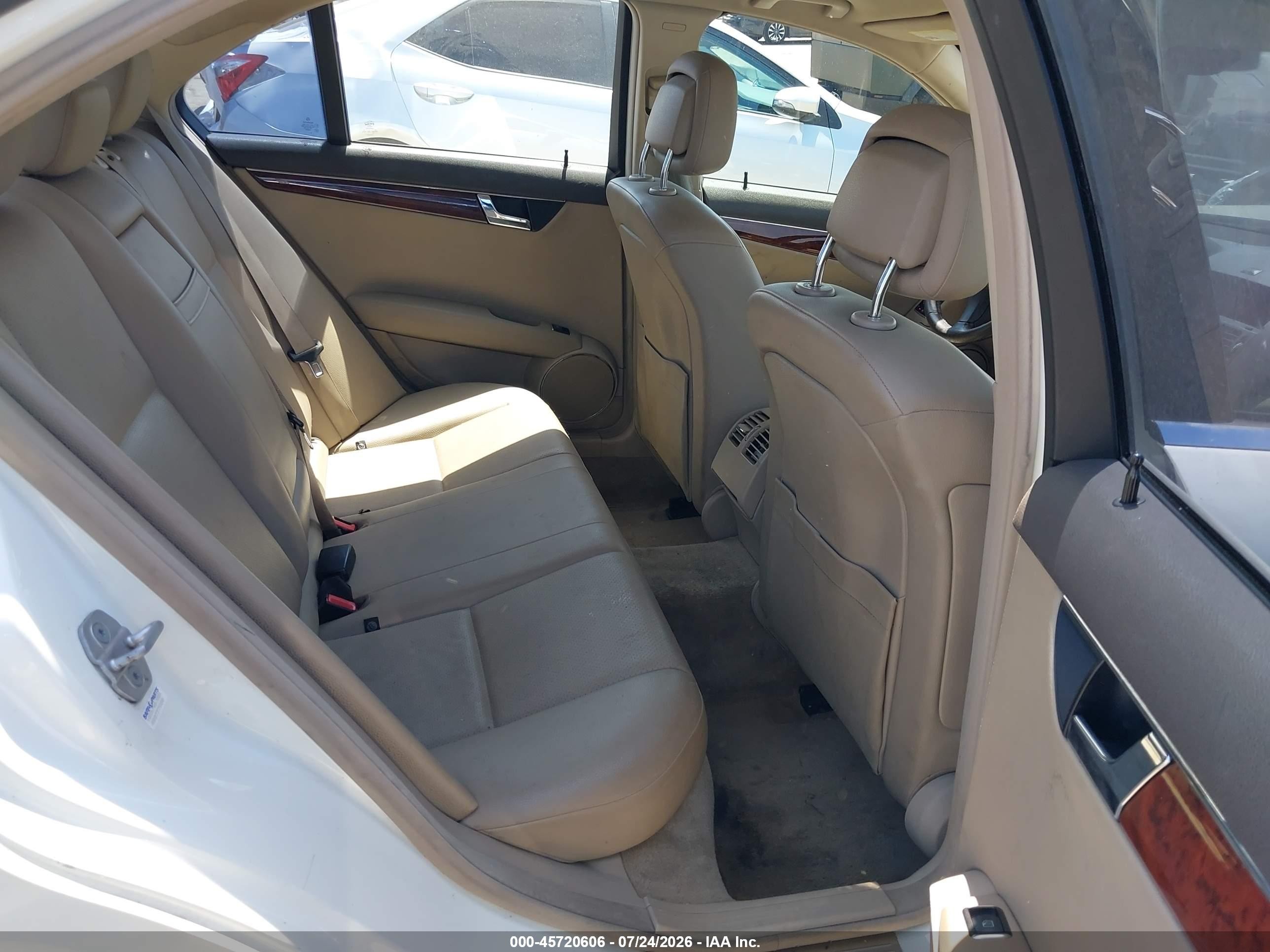 2011 Mercedes-benz C 300 Sport White vin: WDDGF5EB9BA524738