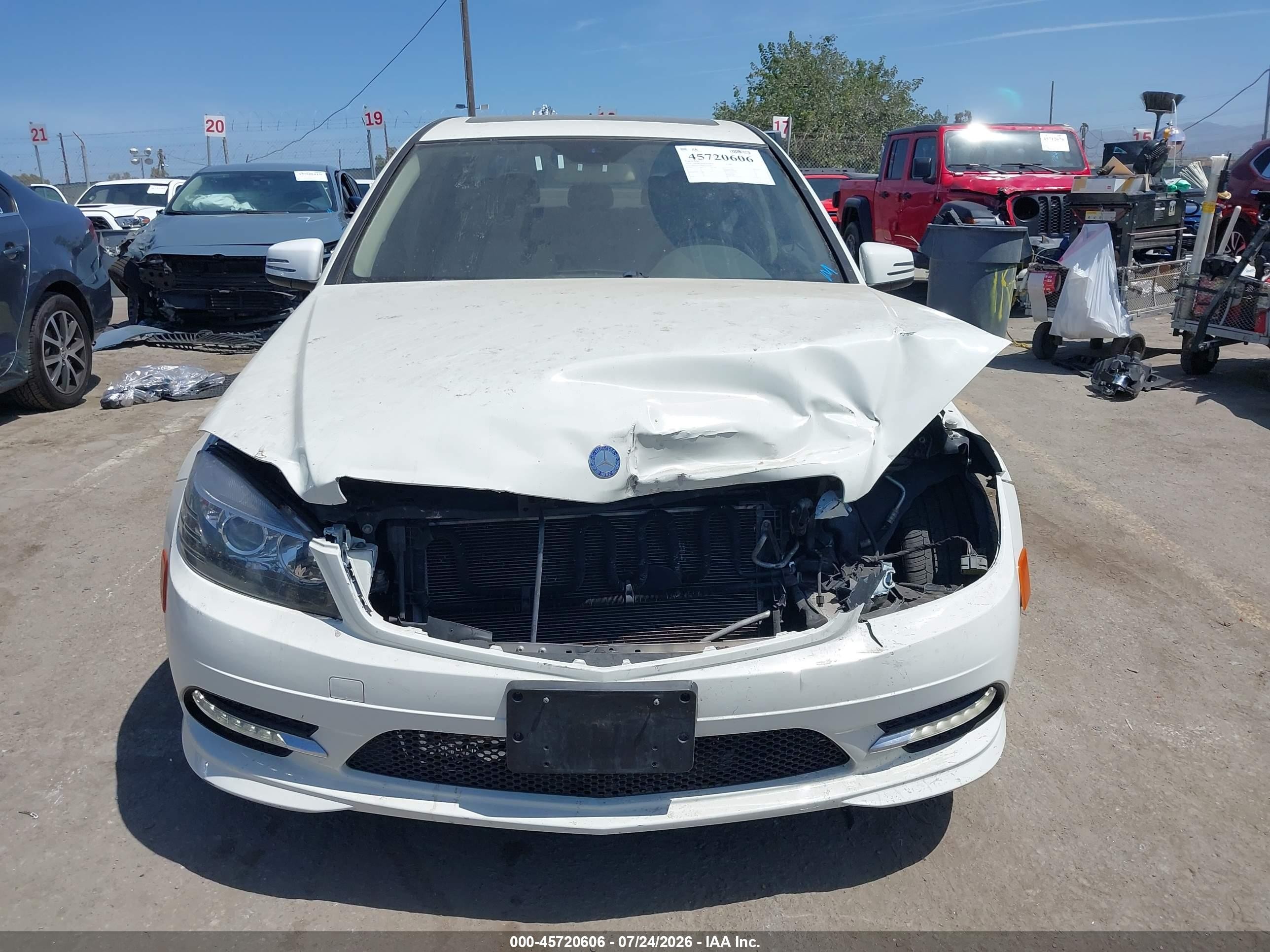 2011 Mercedes-benz C 300 Sport White vin: WDDGF5EB9BA524738
