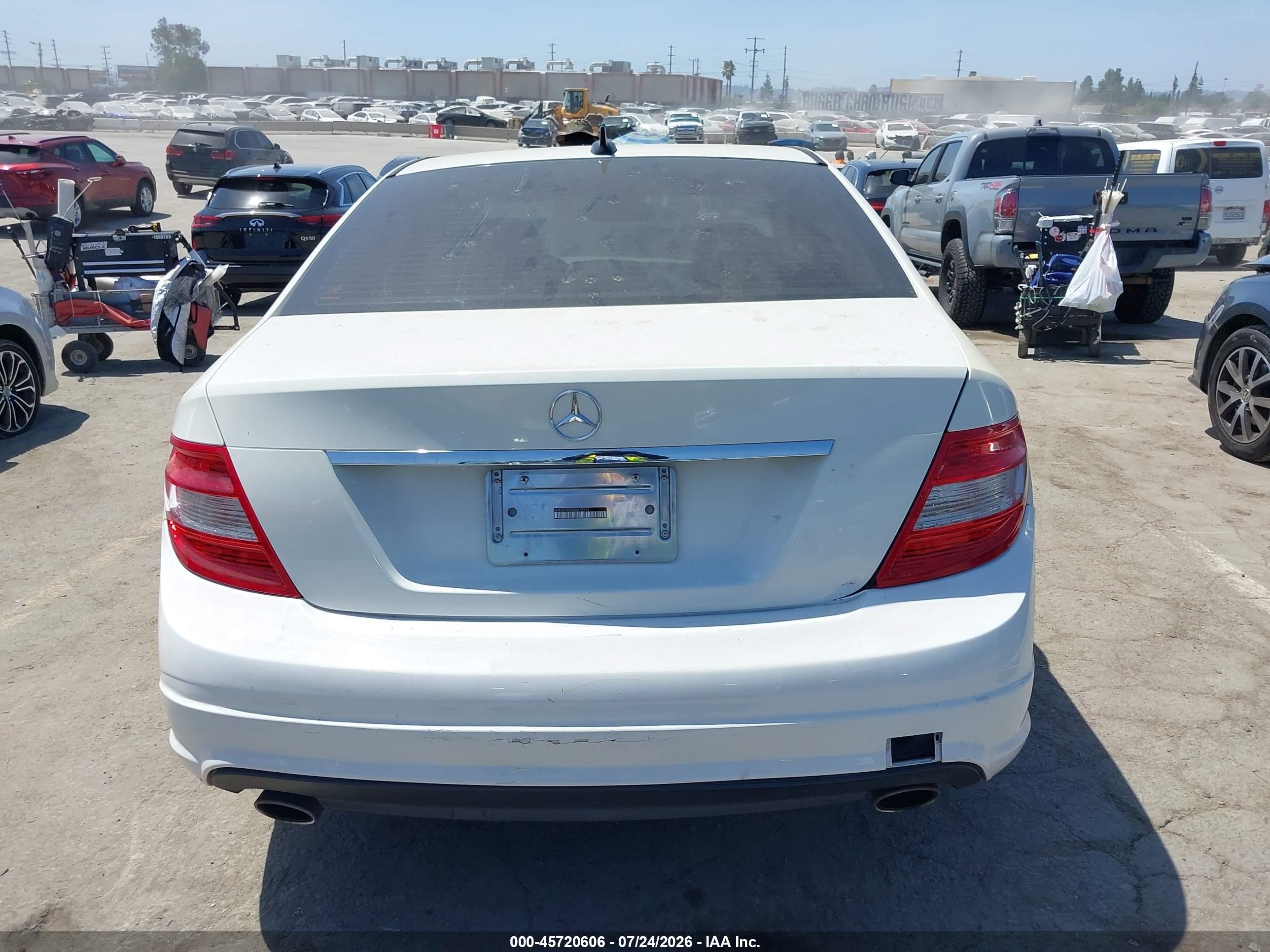 2011 Mercedes-benz C 300 Sport White vin: WDDGF5EB9BA524738