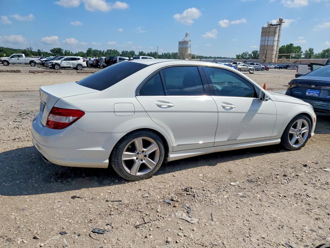 2011 Mercedes-benz C 300 White vin: WDDGF5EB9BR180667
