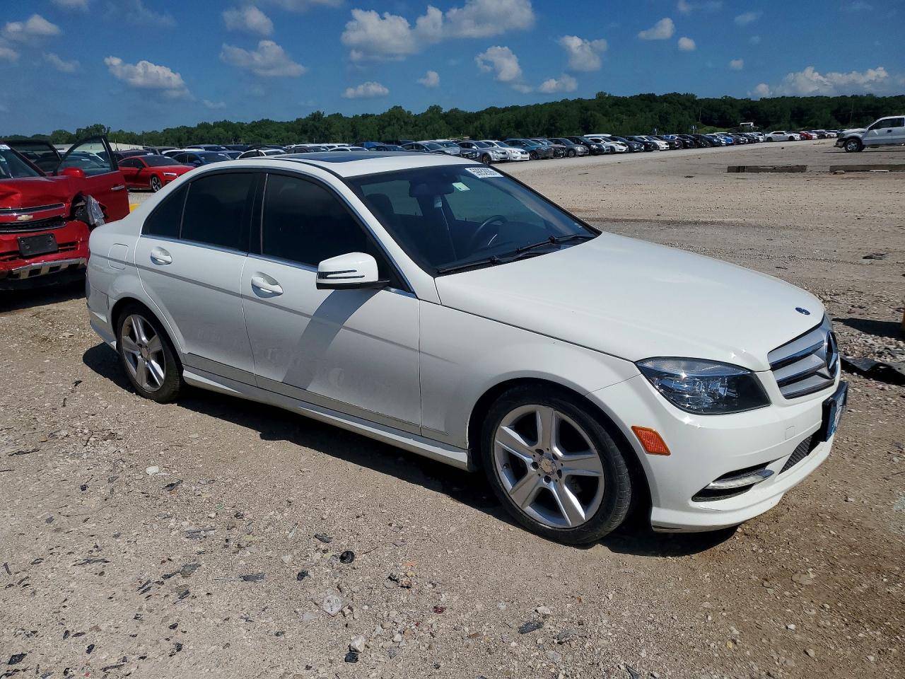 2011 Mercedes-benz C 300 White vin: WDDGF5EB9BR180667
