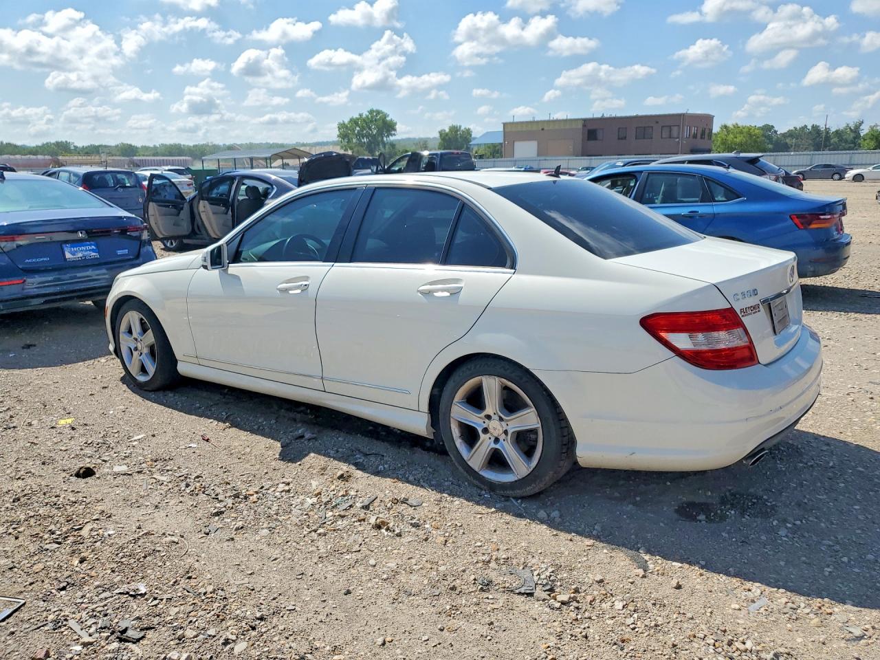 2011 Mercedes-benz C 300 White vin: WDDGF5EB9BR180667