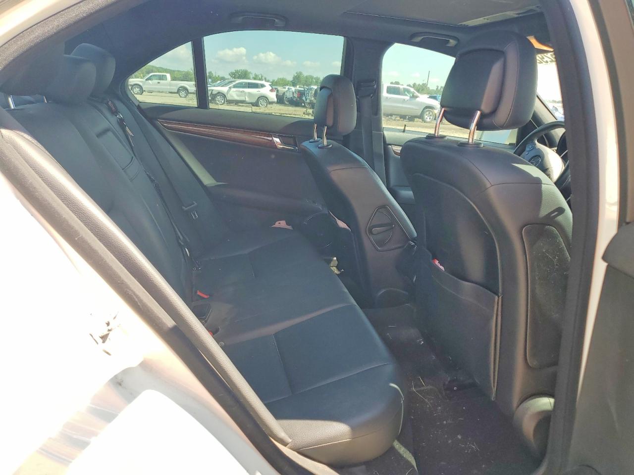 2011 Mercedes-benz C 300 White vin: WDDGF5EB9BR180667