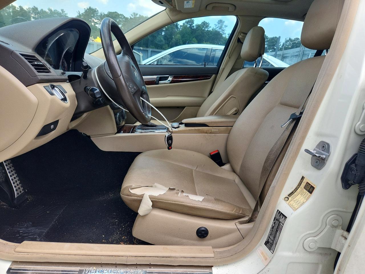 2011 Mercedes-benz C 300 Белый vin: WDDGF5EB9BR185531