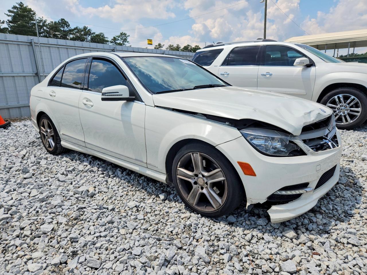 2011 Mercedes-benz C 300 Белый vin: WDDGF5EB9BR185531