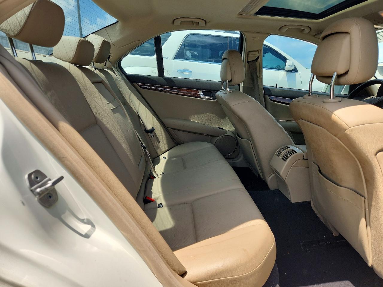 2011 Mercedes-benz C 300 Белый vin: WDDGF5EB9BR185531