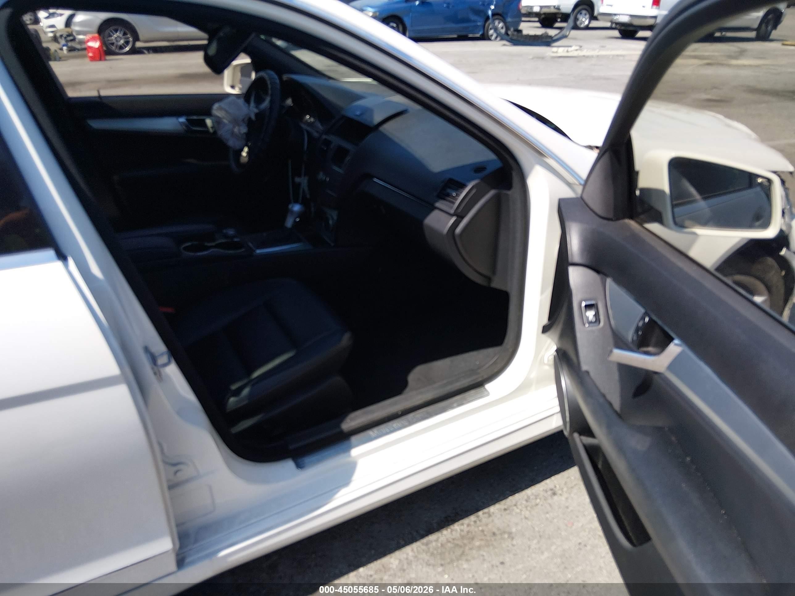 2010 Mercedes-benz C 300 Luxury/sport White vin: WDDGF5EBXAF379095