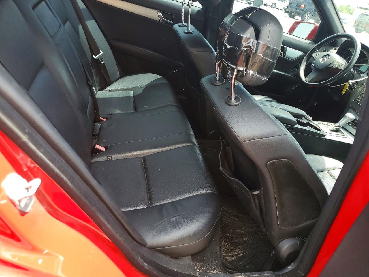 2010 Mercedes-benz C 300 Red vin: WDDGF5EBXAR125756