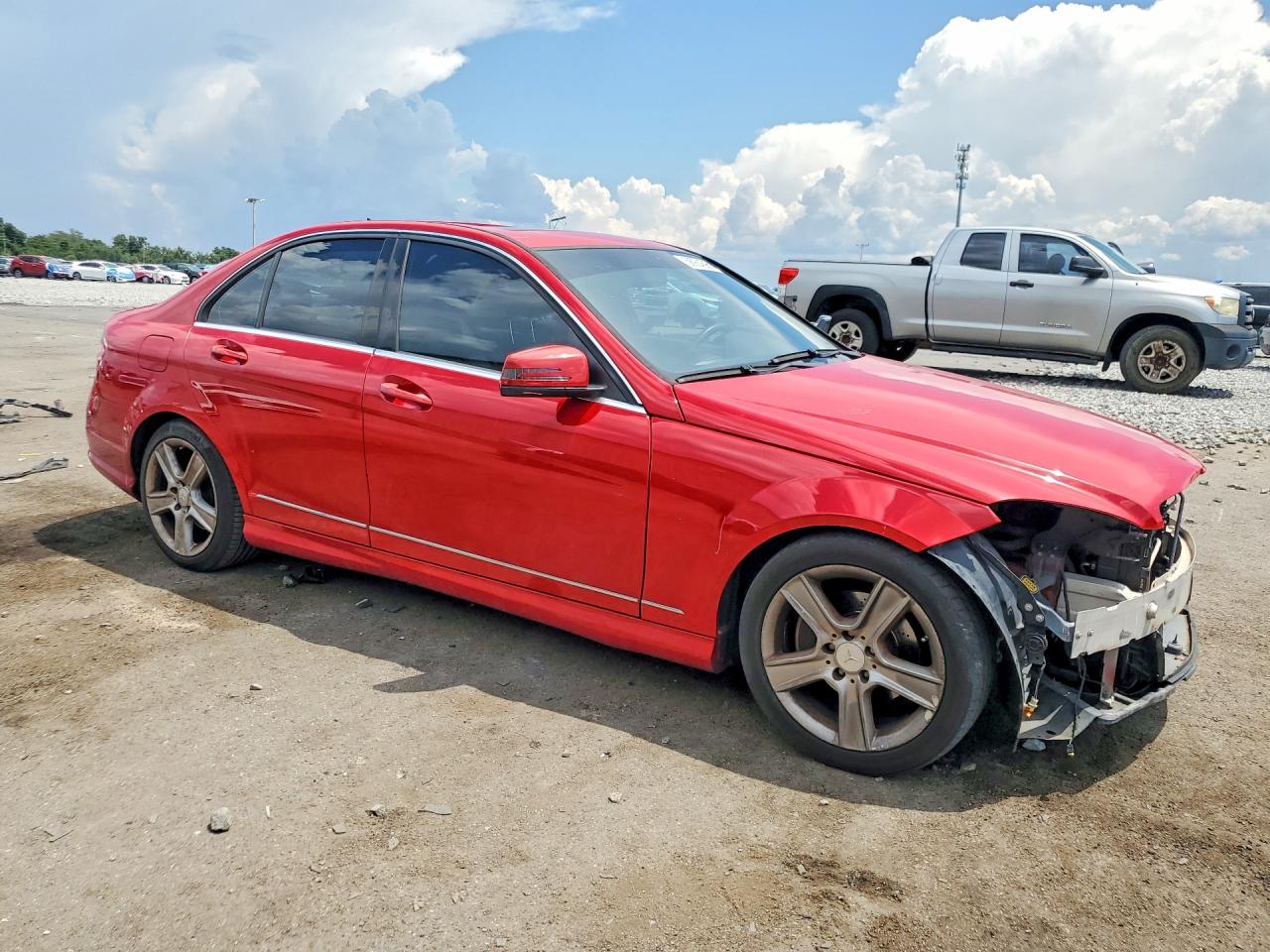 2010 Mercedes-benz C 300 Red vin: WDDGF5EBXAR125756