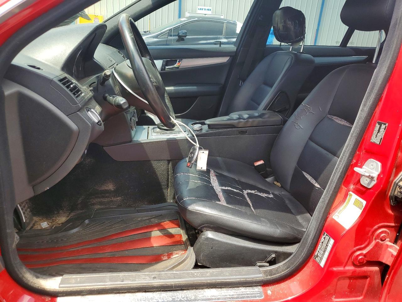 2010 Mercedes-benz C 300 Red vin: WDDGF5EBXAR125756