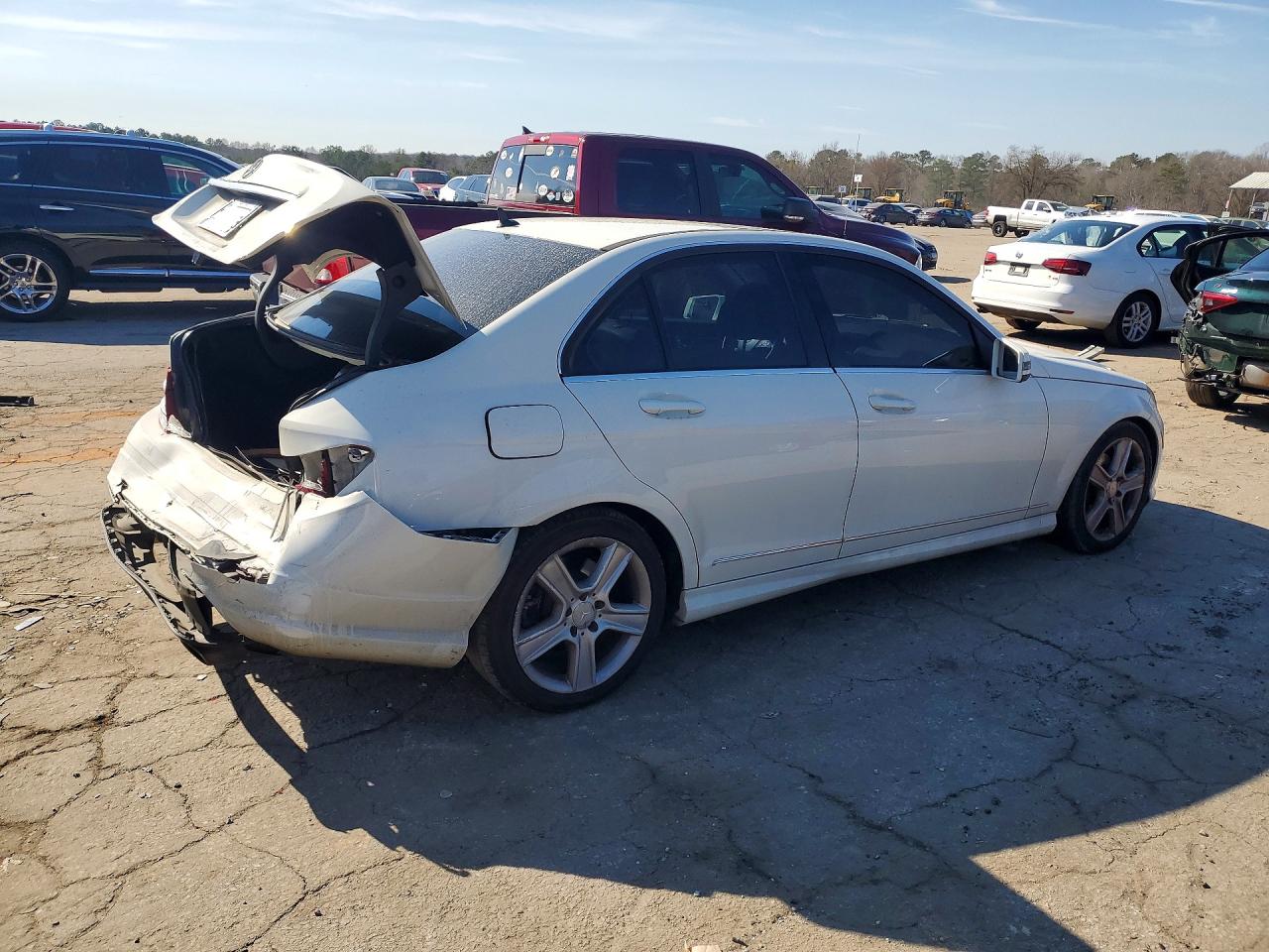 2011 Mercedes-benz C 300 White vin: WDDGF5EBXBA448480