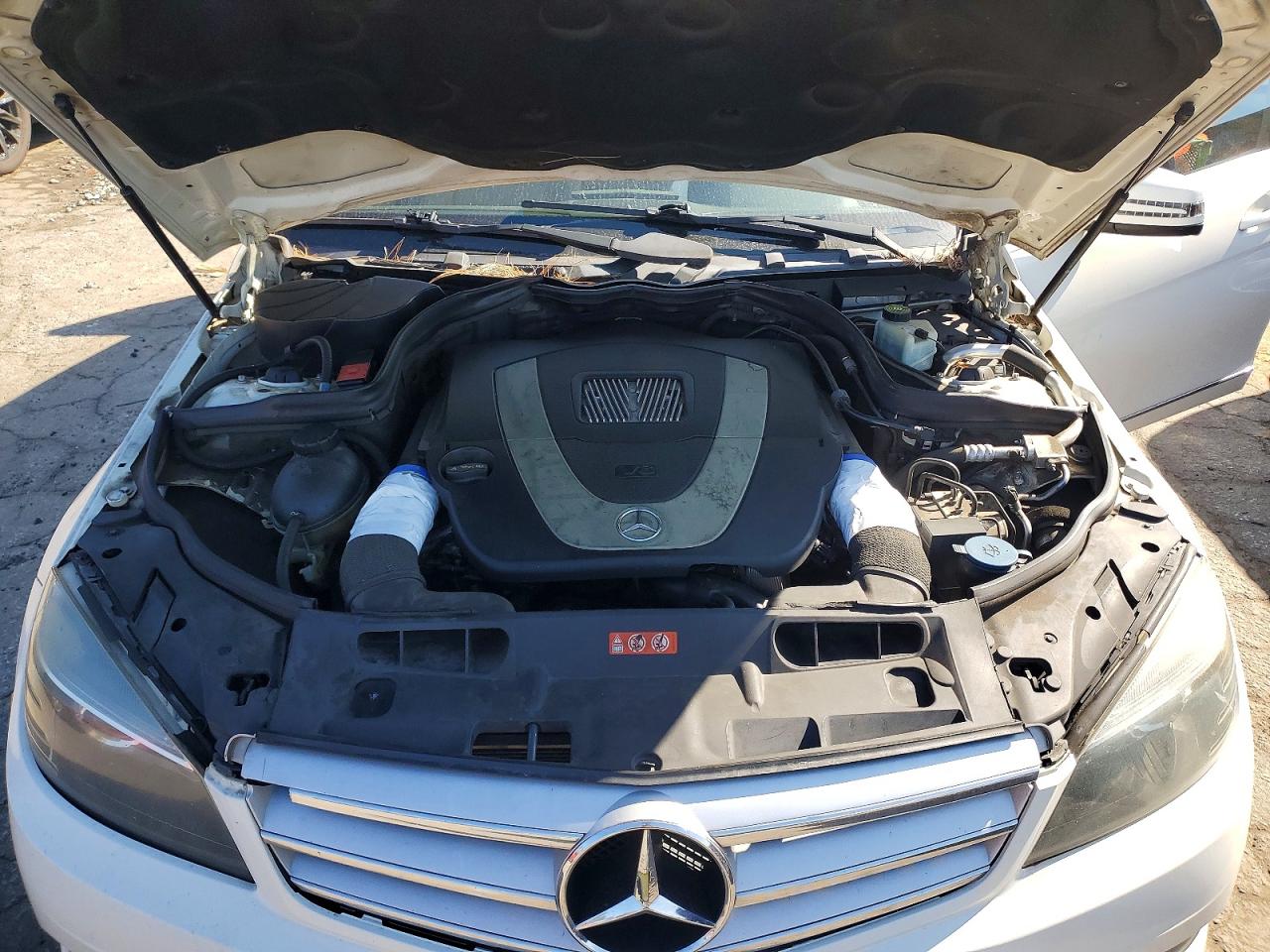 2011 Mercedes-benz C 300 White vin: WDDGF5EBXBA448480