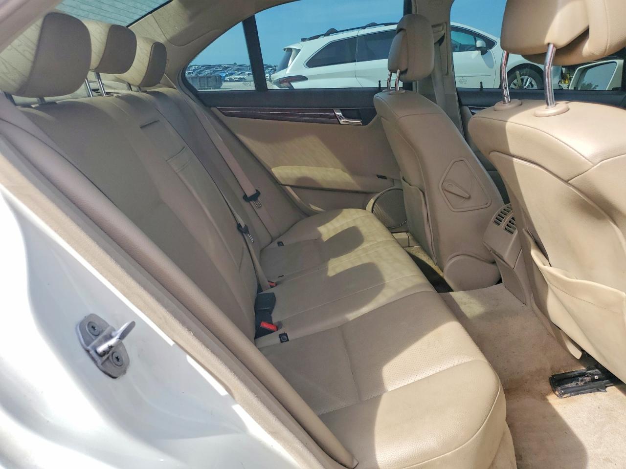 2011 Mercedes-benz C 300 Белый vin: WDDGF5EBXBA509021