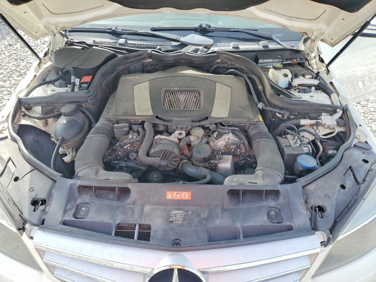 2011 Mercedes-benz C 300 Белый vin: WDDGF5EBXBA509021