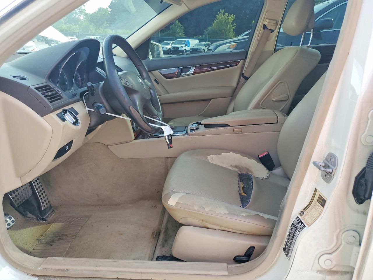 2011 Mercedes-benz C 300 Белый vin: WDDGF5EBXBA509021