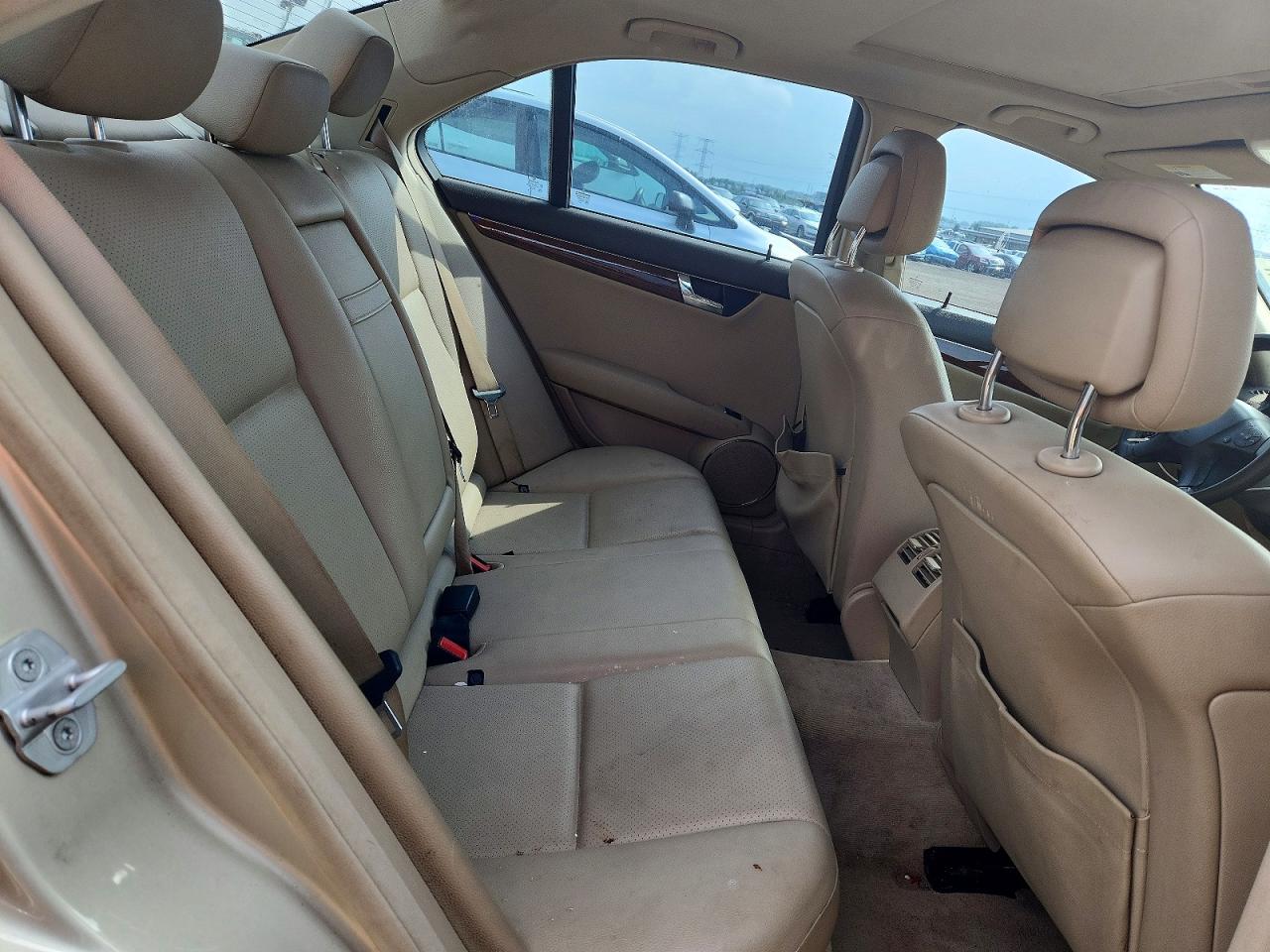 2011 Mercedes-benz C 300 Beige vin: WDDGF5EBXBR138606