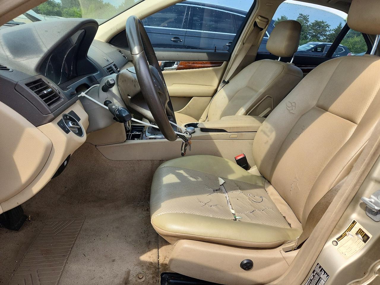 2011 Mercedes-benz C 300 Beige vin: WDDGF5EBXBR138606