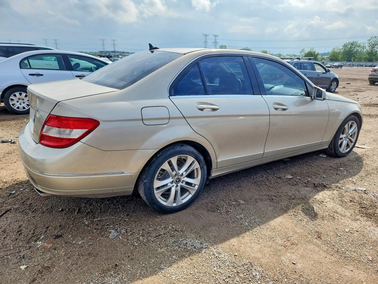 2011 Mercedes-benz C 300 Beige vin: WDDGF5EBXBR138606
