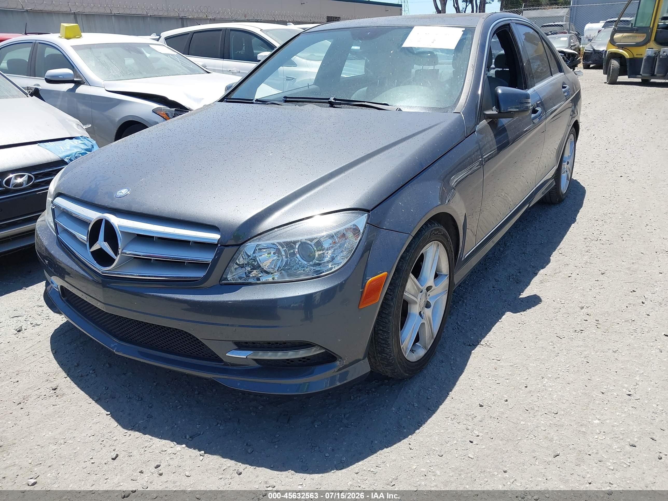 2011 Mercedes-benz C 300 Luxury/sport Gray vin: WDDGF5EBXBR145040