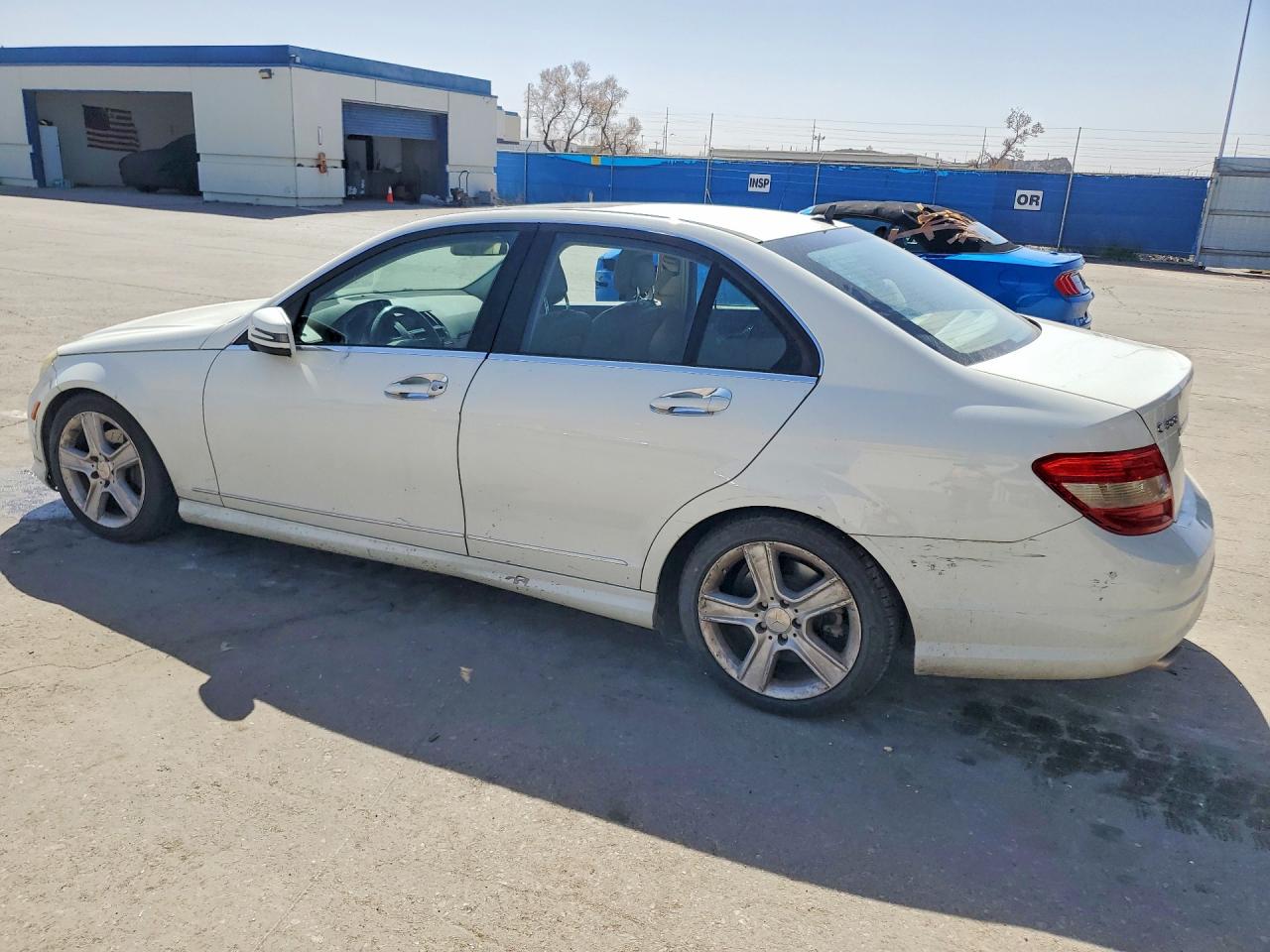 2011 Mercedes-benz C 300 Белый vin: WDDGF5EBXBR156815