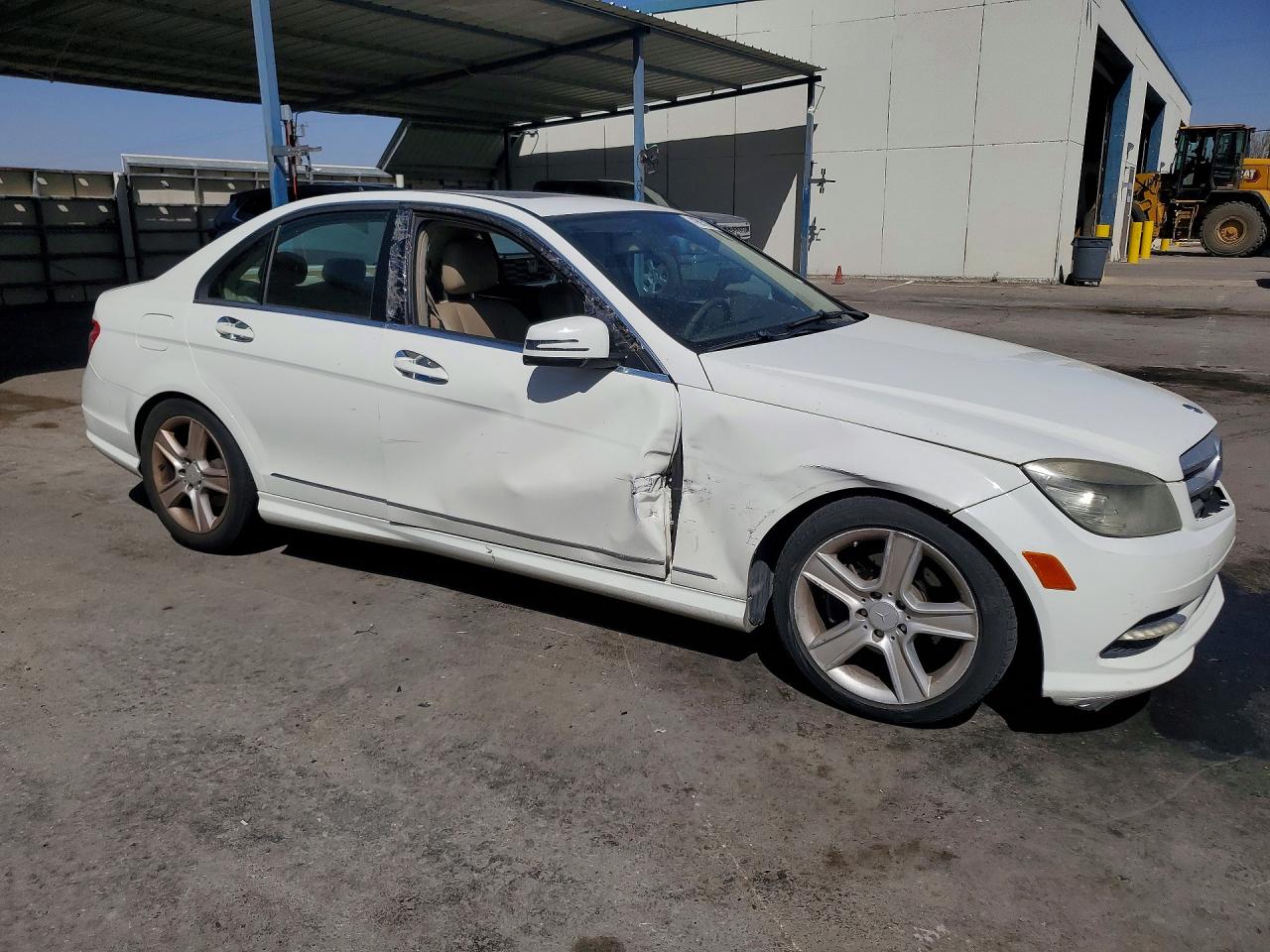2011 Mercedes-benz C 300 Белый vin: WDDGF5EBXBR156815
